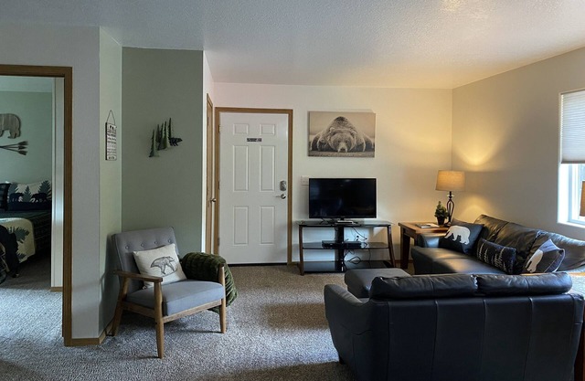 3 Bedroom, 1 Bath Peaceful Lodge Just Minutes From The Kenai River and Soldotna!