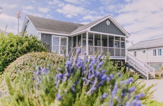 3 bedroom-2 bathroom Beach house in the heart of Garden City/Murrells Inlet