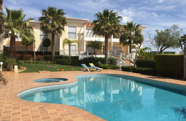 3 bedroom 2 bathroom luxury apartment with pool/jacuzzi 8 mins to beach