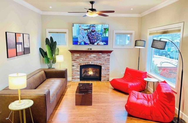 3 bedroom & 2 bathroomhouse/Midtown/Sleeps 11