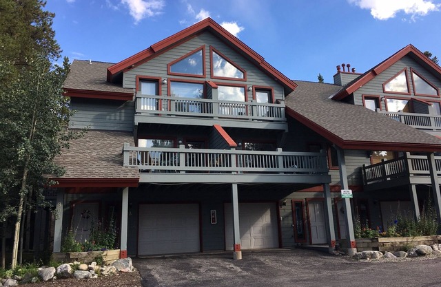3 bedroom 3.5 bathroom Pine Creek Townhouse walking to town and hiking