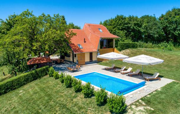 3 bedroom accommodation in Bedenica