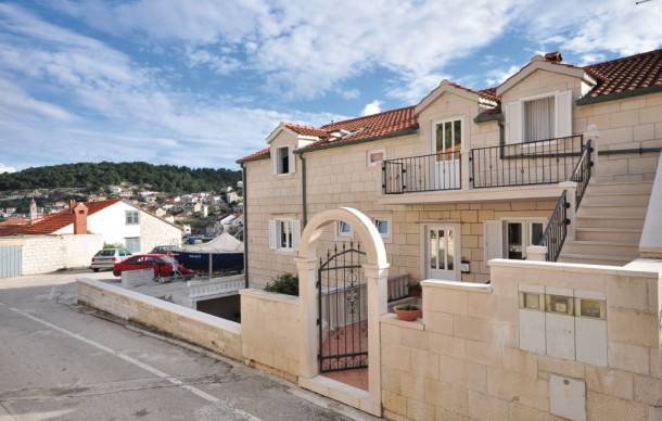 3 bedroom accommodation in Pucisca