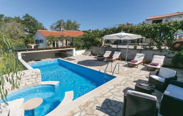 3 bedroom accommodation in Snasici