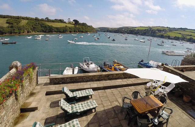 3 bedroom accommodation in Island St