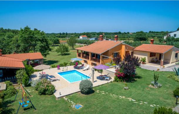 3 bedroom accommodation in Muntic
