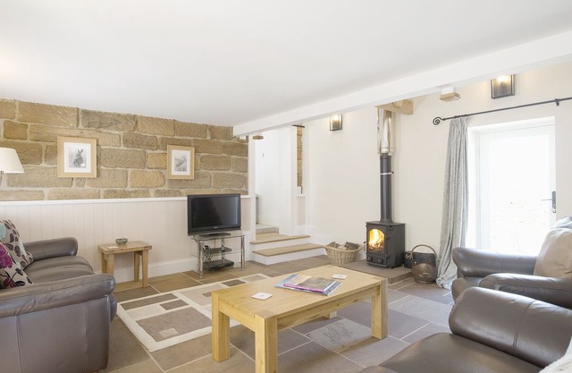 3 bedroom accommodation in Castleton