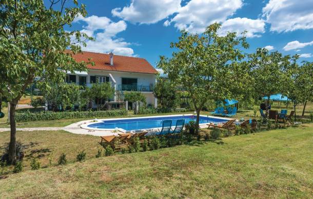3 bedroom accommodation in Ruzic