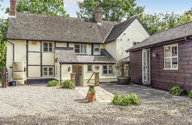 3 bedroom accommodation in Padbury, near Buckingham
