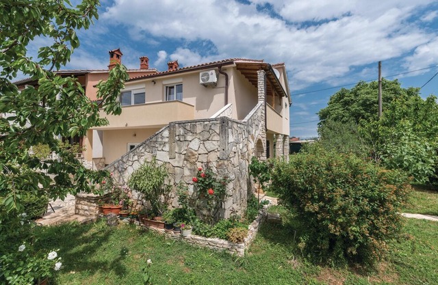 3 bedroom accommodation in Muntic