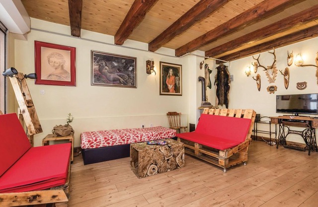 3 bedroom accommodation in Lic