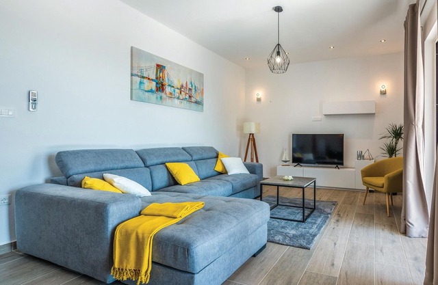 3 bedroom accommodation in Tinj