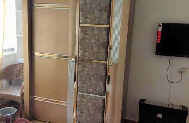 3-bedroom apartment in fabulous Cairo Governorate with AC, WiFi