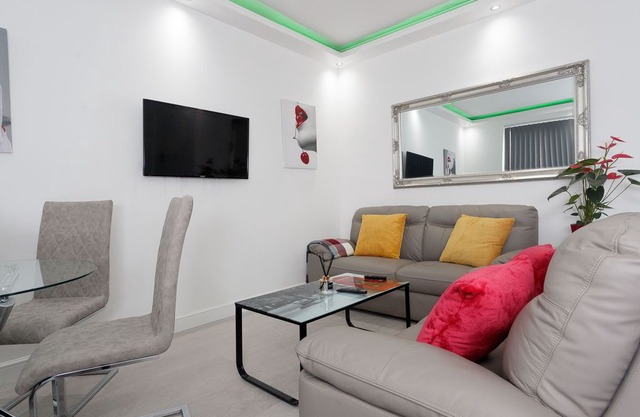3 bedroom apartment near St James Hospital-Leeds