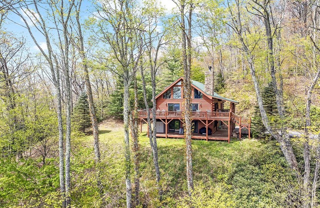 3 Bedroom, Beautiful Mountain Views, Wireless Internet, Located behind MVCC