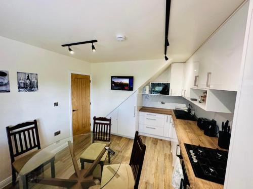 3 bedroom Brookwood Road apartment