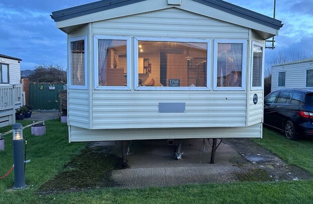 3 Bedroom Caravan - Sleeps 6, Pool & Garden