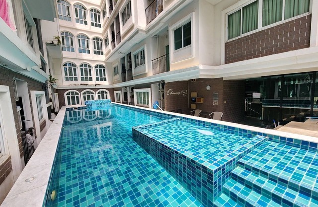3-bedroom condo in fantastic location with AC, fitness room. Enjoy