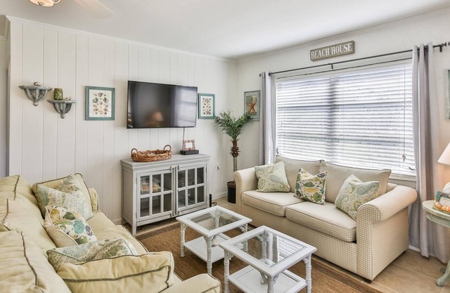 3 bedroom Cottage-Walk to the beach