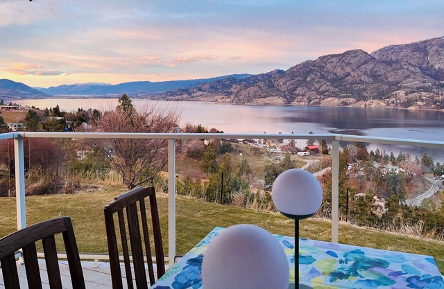 3 Bedroom Farm Stay: Alpacas and lake views