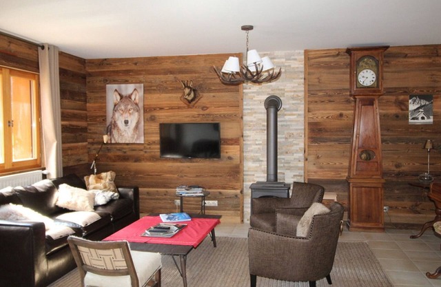 3-bedroom apartment, 2 bathrooms, parking, near slopes, equipped with high standards
