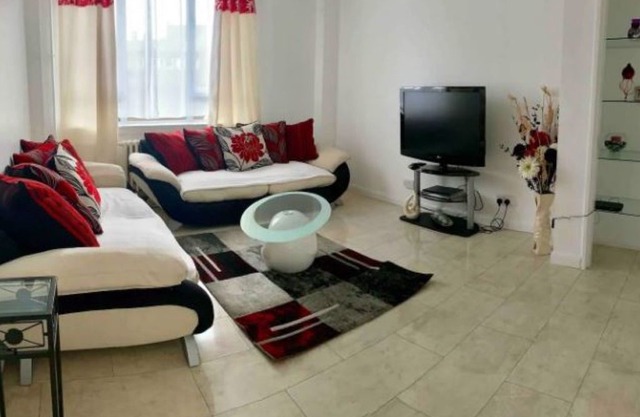 3 Bedroom Ground Floor Flat with Free Parking, minutes away from the city centre