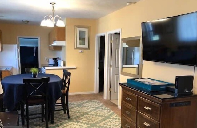 3 bedroom home close to Notre Dame (1234)