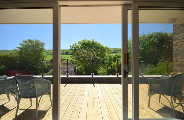 3 bedroom House in Lulworth Cove - DC086