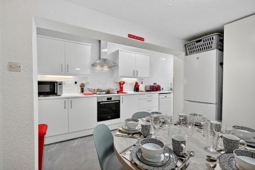 3 Bedroom House, Lisburn, 16 minutes to Belfast, Parking