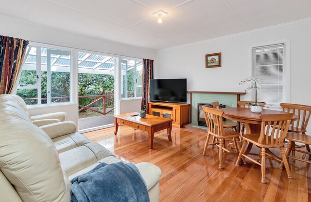 3 Bedroom In Onehunga w Parking - Wifi - Netflix