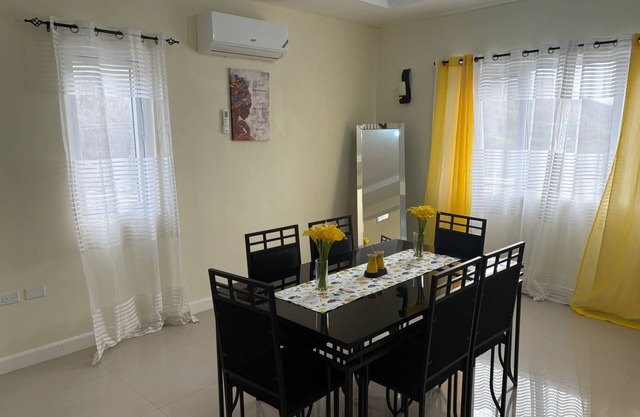 3-bedroom penthouse in Portmore. Pool and beach access. Centrally located