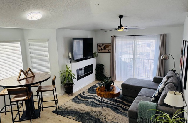 3-bedroom top-floor condo near Wasatch Mountain trails with clubhouse amenities