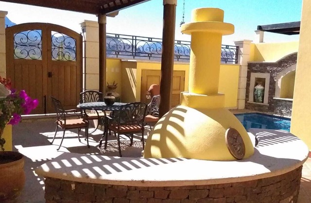 3-bedroom Townhome with Private Pool and AC