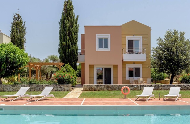 3-bedroom Villa Salvia, Serene Escape, Garden&Sparkling Pool, fast WiFi, AC