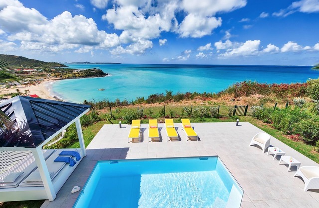 3 bedroom villa with gorgeous view over Happy Bay (Blue Sailing)