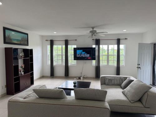 3-bedrooms Suite Next to Grace Bay