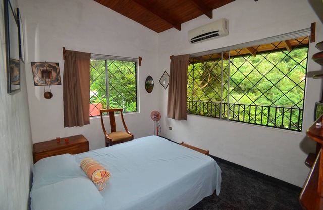 3 BR 2 B SPACIOUS HOUSE NEAR THE SOCCER FIELD IN MANUEL ANTONIO