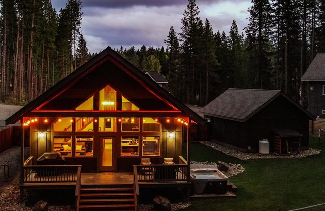 3 BR 2 BA home w/hot tub, game room, forest views, hot tub, and fire pit.