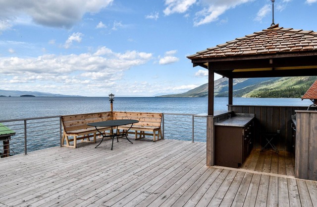 3 Cabins On The Shore Of Flathead Lake In Skidoo Bay