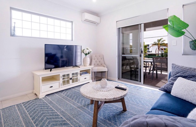 3 Fresh Sparkling Apt 2BR 2BA Cloverdale Sleeps 5