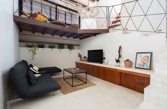 3 Level Penthouse Loft, Private Rooftop and Jacuzzi