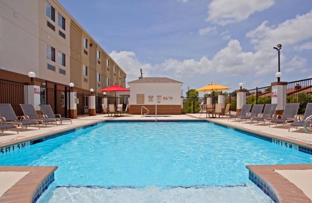 3 Lovely Units, Kitchen, Near Attractions, Pool