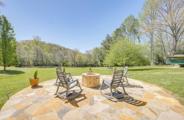 3 Mi to Dtwn Hiawassee: Mountain Cottage w/Views