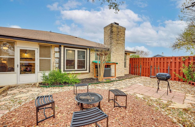 3 Mi to Randolph AFB: Family Home w/Poker Table!