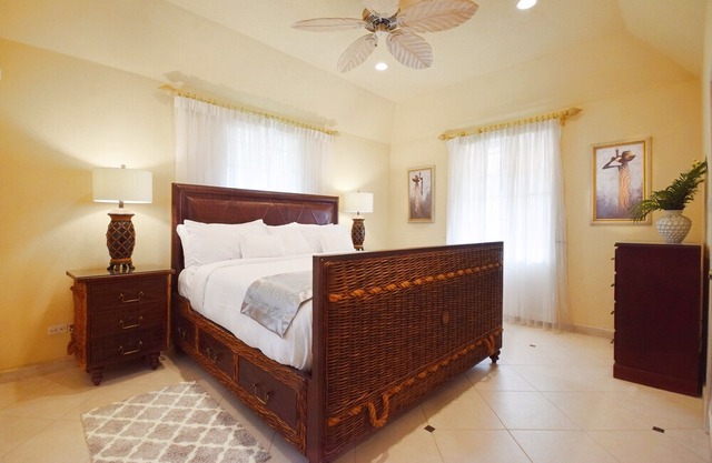 3 Min Walk to Beach - Blessed Manor (5 Bed House)