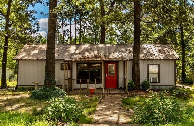 3 pet-friendly cabins w/shared pool, firepit, lake access