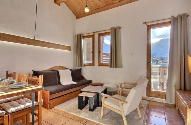 3-room apartment at the foot of the slopes with fireplace and balcony
