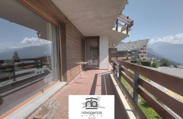 3 room flat located in the cable car area and 5 minutes from all amenities. It includes 3 bedrooms w
