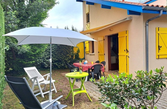3-room house with swimming pool in Village Océlandes