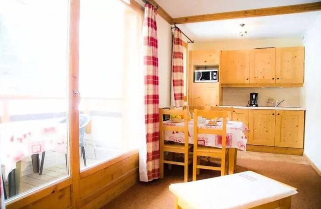 3 Rooms 6 People